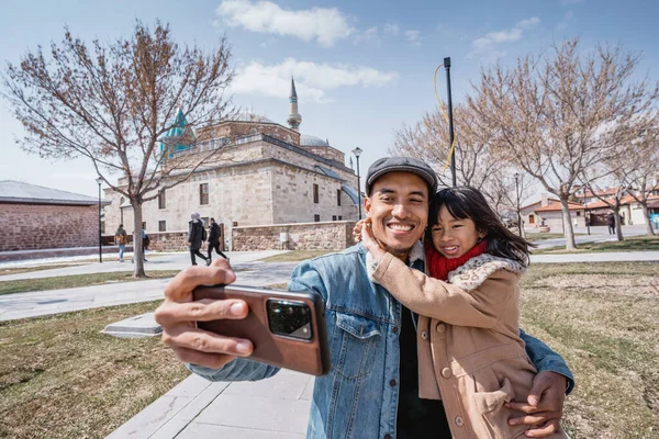 Father Taking Selfie His Daughter Mevlana Museum Background —  Fotos de Stock