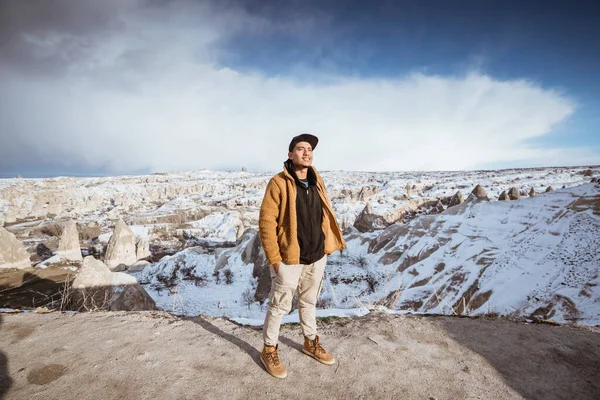 Portrait Young Man Looking Camera While Standing Top Snowy Mountain — Foto de Stock