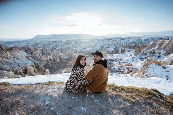 Romantic Asian Couple Enjoy Trip Cappadocia Looking Beautiful Snowy Landscape — Stock fotografie
