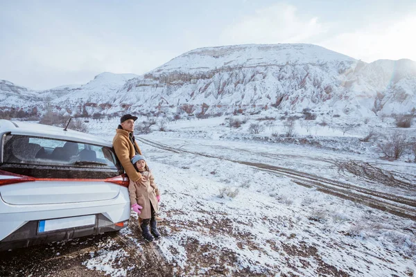 Portrait Father Daughter Leaning Car Beautiful Snowy Valley — 스톡 사진