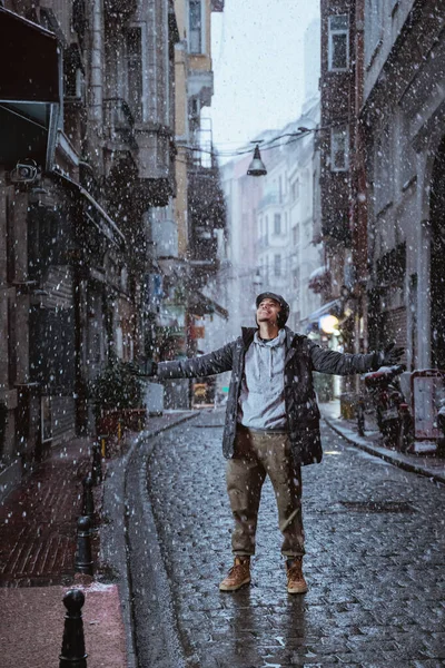Man Standing Middle Road Enjoying Snow Fall Winter Holiday — Fotografia de Stock