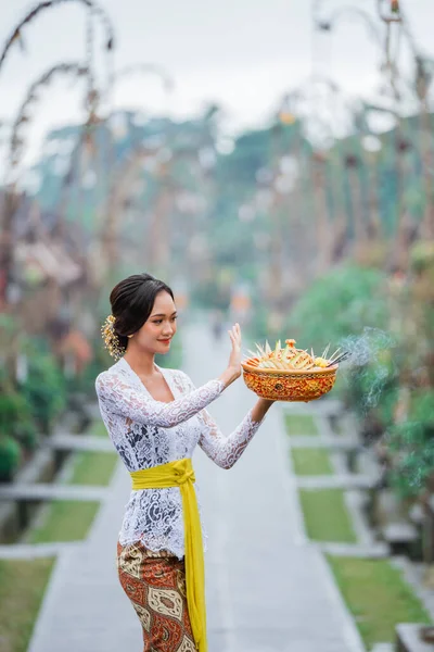 Pretty Balinese Woman Carrying Holy Offering Praying God — Photo