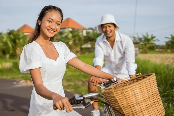 Attractive Asian Woman Her Boyfriend Having Fun Riding Bicycle Outdoor — Fotografia de Stock