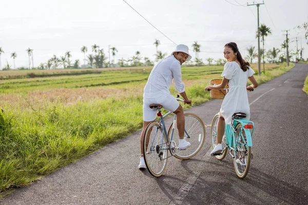 Beautiful Couple Riding Bicycle Road Countryside Shooting — Zdjęcie stockowe