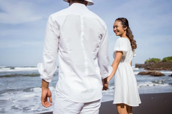 Happy Couple Holding Hand Walking Black Sandy Beach Together — Stockfoto