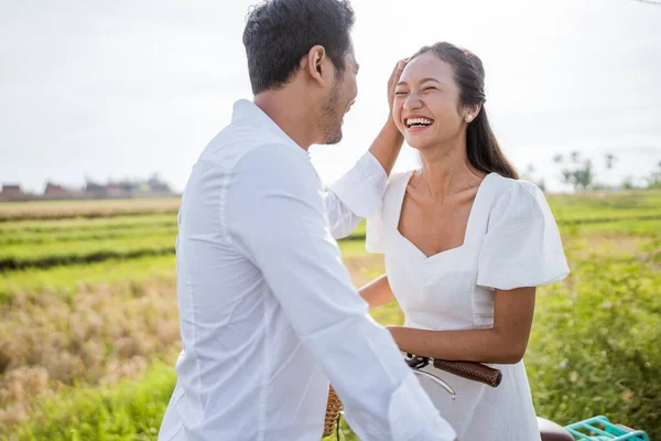 Romantic Couple Looking Each Other Laughing While Riding Bike Countryside — Stockfoto