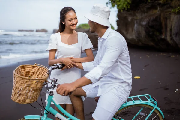 Portrait Happy Couple Bike Beach Together — Fotografia de Stock