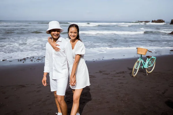 Portrait Happy Couple Bike Beach Together — Stockfoto