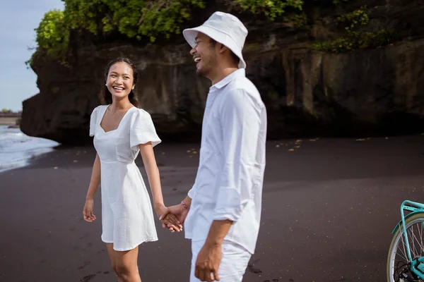 Happy Couple Holding Hand Walking Black Sandy Beach Together — 图库照片