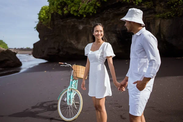 Beautiful Asian Young Couple Wearing White Dress Enjoy Riding Bicycle — 图库照片