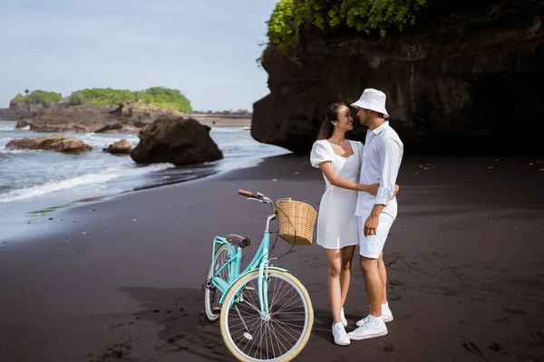 Beautiful Asian Young Couple Wearing White Dress Enjoy Riding Bicycle — Stockfoto