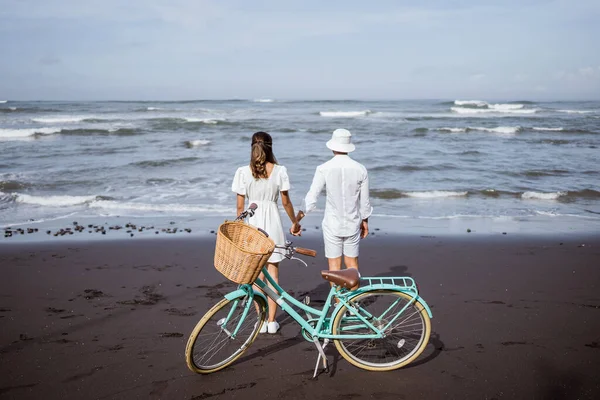 Щаслива Пара Тримає Руку Йдучи Чорному Піщаному Пляжі Разом — стокове фото