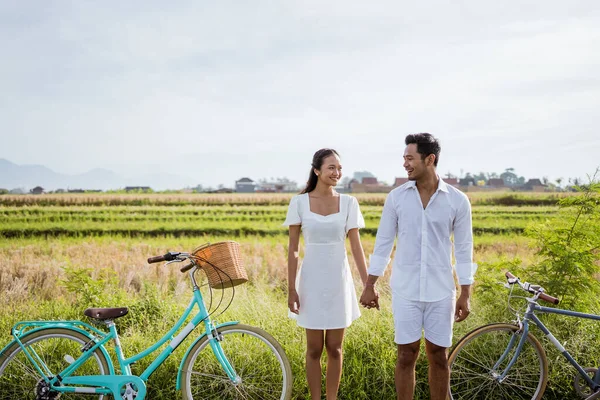 Happy Young Stylish Couple Bicycles Outdoor Countryside — Stockfoto