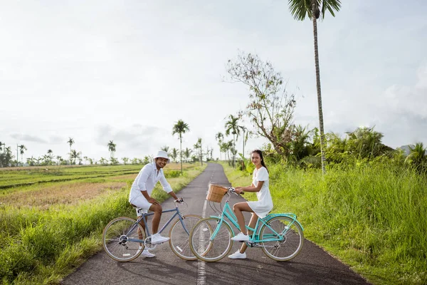 Красива Азіатська Молода Пара Білій Сукні Насолоджується Катанням Своєму Велосипеді — стокове фото