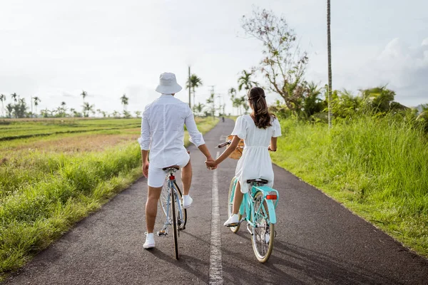 Beautiful Couple Holding Hand While Riding Bicycle Road Countryside Shooting — Fotografia de Stock