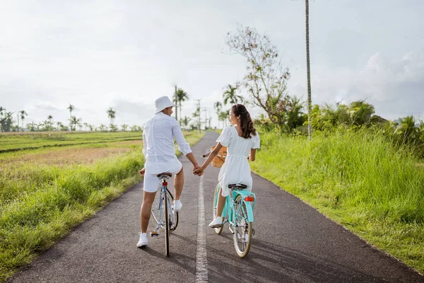 Beautiful Couple Holding Hand While Riding Bicycle Road Countryside Shooting — Stockfoto