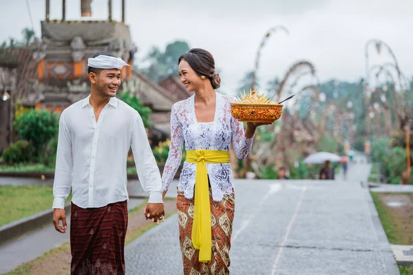 Balinese Couple Wearing Traditional Clothes Holding Hand Walking Together Penglipuran — 图库照片