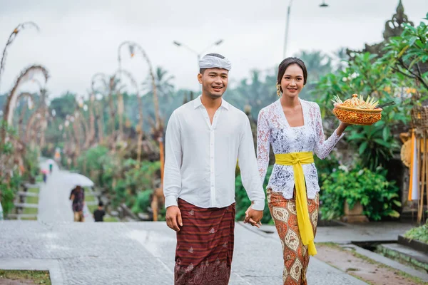 Balinese Couple Walking Pengelipuran Village Wearing Kebaya Traditional Costume — Stockfoto