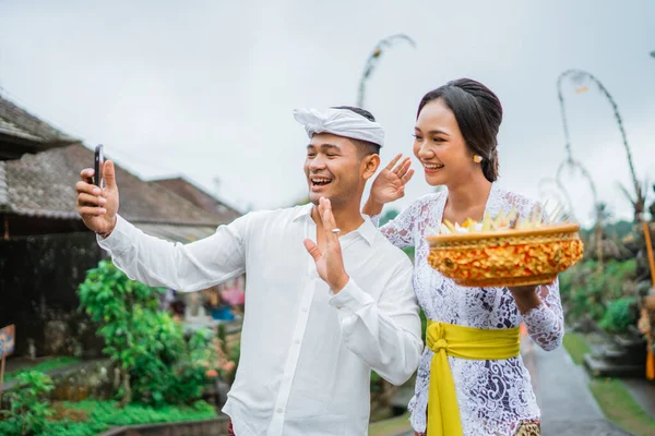 Balinese Couple Make Video Call Using Smart Phone Holy Day — Stok Foto