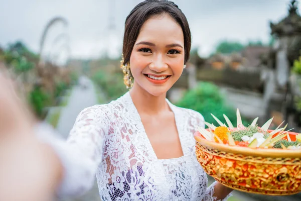 Attractive Balinese Young Woman Taking Her Selfie Photo Mobile Phone — Fotografia de Stock