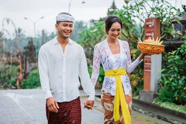 Balinese Couple Walking Pengelipuran Village Wearing Kebaya Traditional Costume — Stok Foto