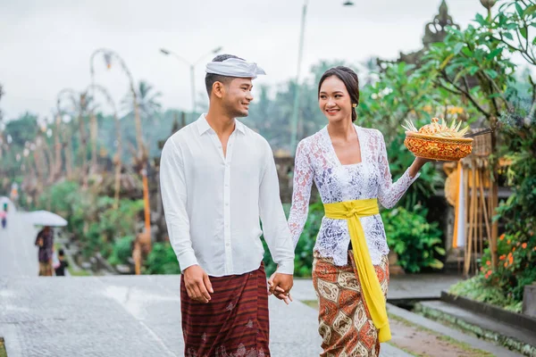 Balinese Couple Wearing Traditional Clothes Holding Hand Walking Together Penglipuran — Zdjęcie stockowe