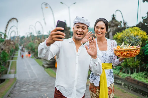 Balinese Couple Make Video Call Using Smart Phone Holy Day — Photo