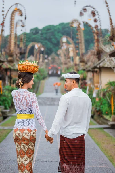 Balinese Couple Portrait While Walking Penglipuran Heritage Village — Zdjęcie stockowe