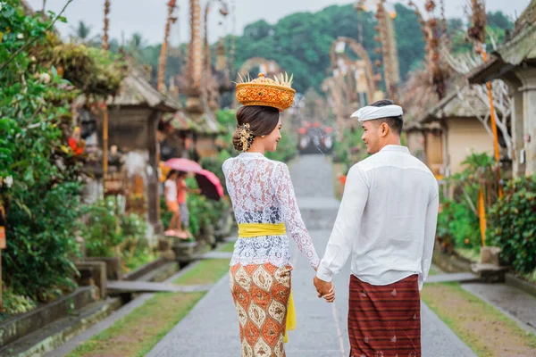 Balinese Couple Portrait While Walking Penglipuran Heritage Village — Photo