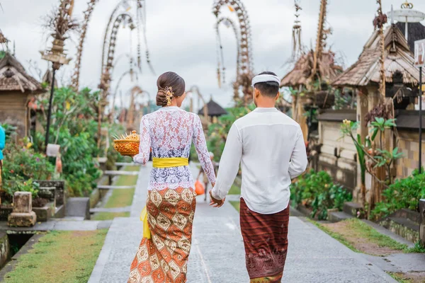 Balinese Couple Portrait While Walking Penglipuran Heritage Village — Photo