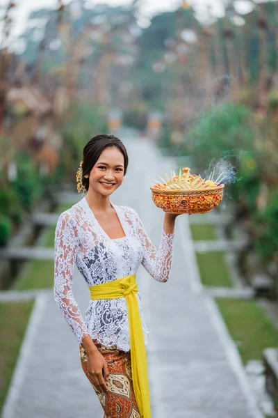 Краса Балійської Жінки Посміхається Камери Стоїть Селі Балі Пінгвінуран — стокове фото