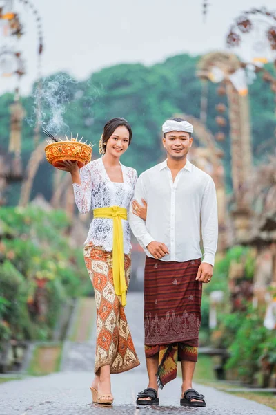 Balinese Couple Walking Pengelipuran Village Wearing Kebaya Traditional Costume — 图库照片