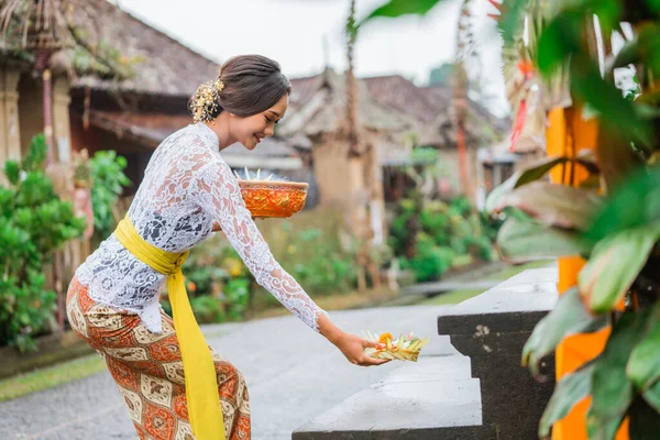Balinese Woman Prayer God Morning Hindu Make Offering God Using — Zdjęcie stockowe