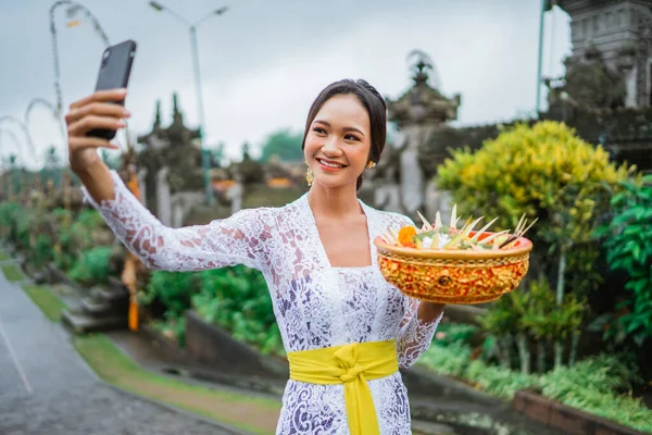 Attractive Balinese Young Woman Taking Her Selfie Photo Mobile Phone — 스톡 사진