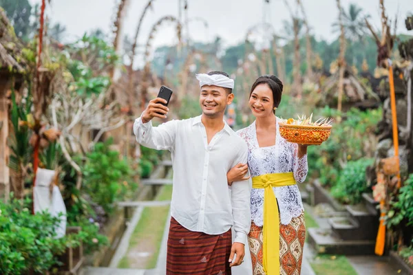 Lovely Balinese Couple Traditional Clothing Take Self Portrait Using Mobile — Stok Foto