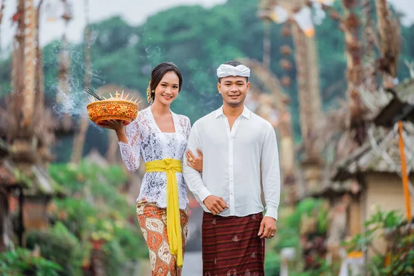 Smiling Balinese Couple Carrying Holy Offering Galungan Day Penglipuran Village — 图库照片