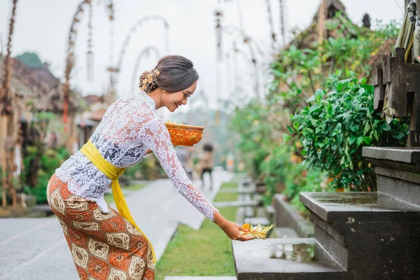 Balinese Woman Prayer God Morning Hindu Make Offering God Using — 图库照片