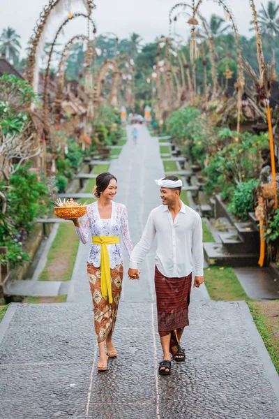 Balinese Couple Walking Pengelipuran Village Wearing Kebaya Traditional Costume — Zdjęcie stockowe