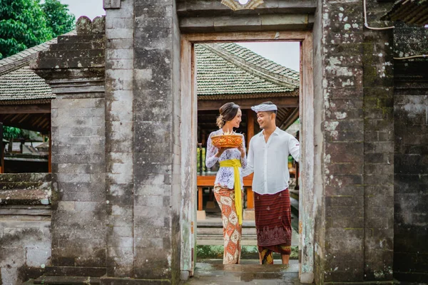 Beautiful Balinese Couple Going Pura Morning Prayer Make Offering God — Photo