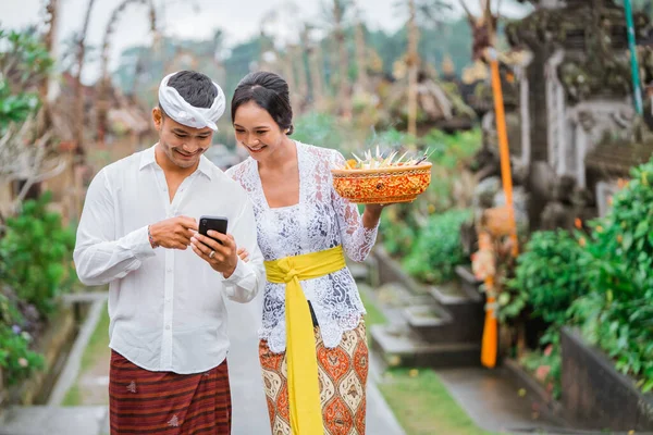 Portrait Balinese Couple Using Mobile Phone Together — Photo
