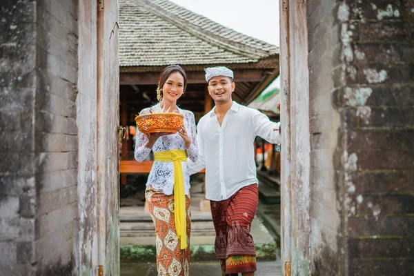 Young Balinese Couple Wearing Kebaya Dress Traditional Balinese Costume Traditional — Foto de Stock