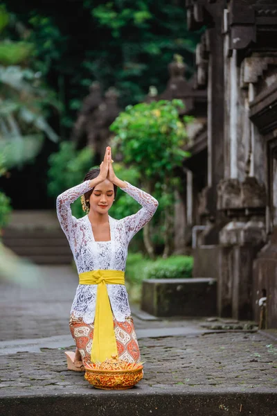 Attractive Balinese Woman Kebaya Prayer Make Offering God Morning — Stok fotoğraf