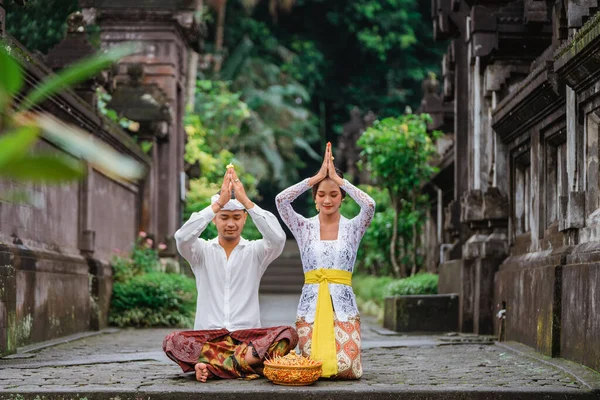 Balinese Couple Prayer God Morning Hindu People Make Offering God — Fotografia de Stock