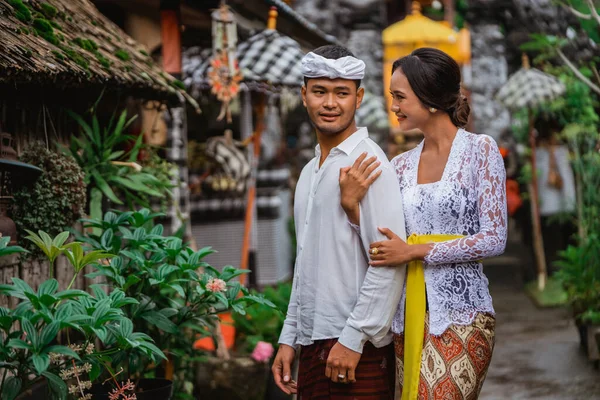 Portrait Beautiful Woman Balinese Kebaya Her Husband Typical Bali Village — Photo