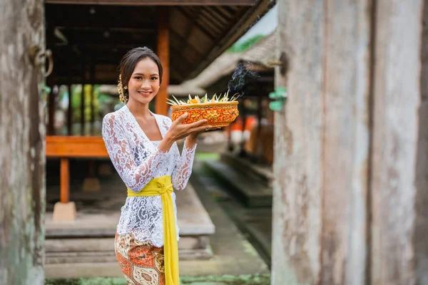 Close Beautiful Smiling Balinese Woman Looking Camera While Carrying Offering — 图库照片