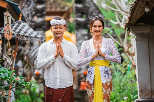 Happy Beautiful Balinese Couple Greeting Smiling Gesture Camera — Photo