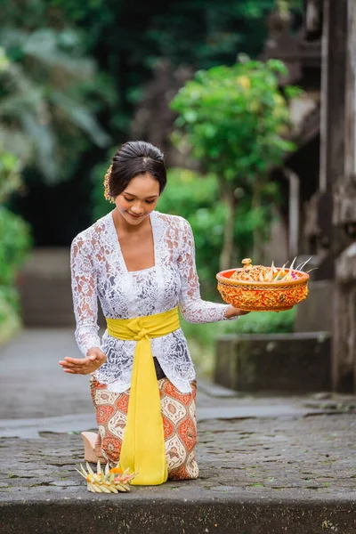 Balinese Woman Prayer God Morning Hindu Make Offering God Using — Zdjęcie stockowe