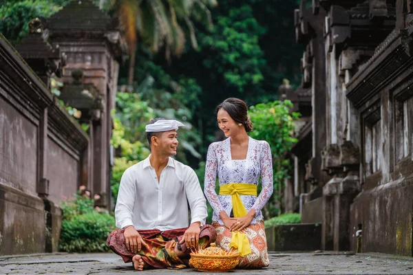 Balinese Couple Looking Each Other Sitting Floor While Praying Pura — Photo