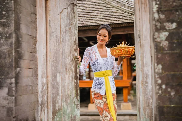 Beautiful Young Woman Balinese Kebaya Open Her House Door Morning — Zdjęcie stockowe