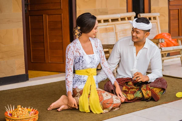 Balinese Couple Sitting Floor House Talking Each Other Smile — Stockfoto